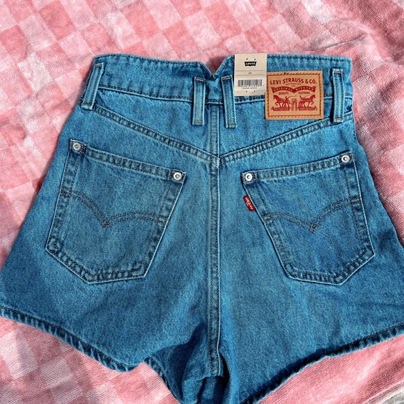 Levi’s High Waisted Shorts - Picture 4 of 6